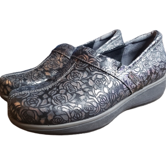 softwalk nursing clogs